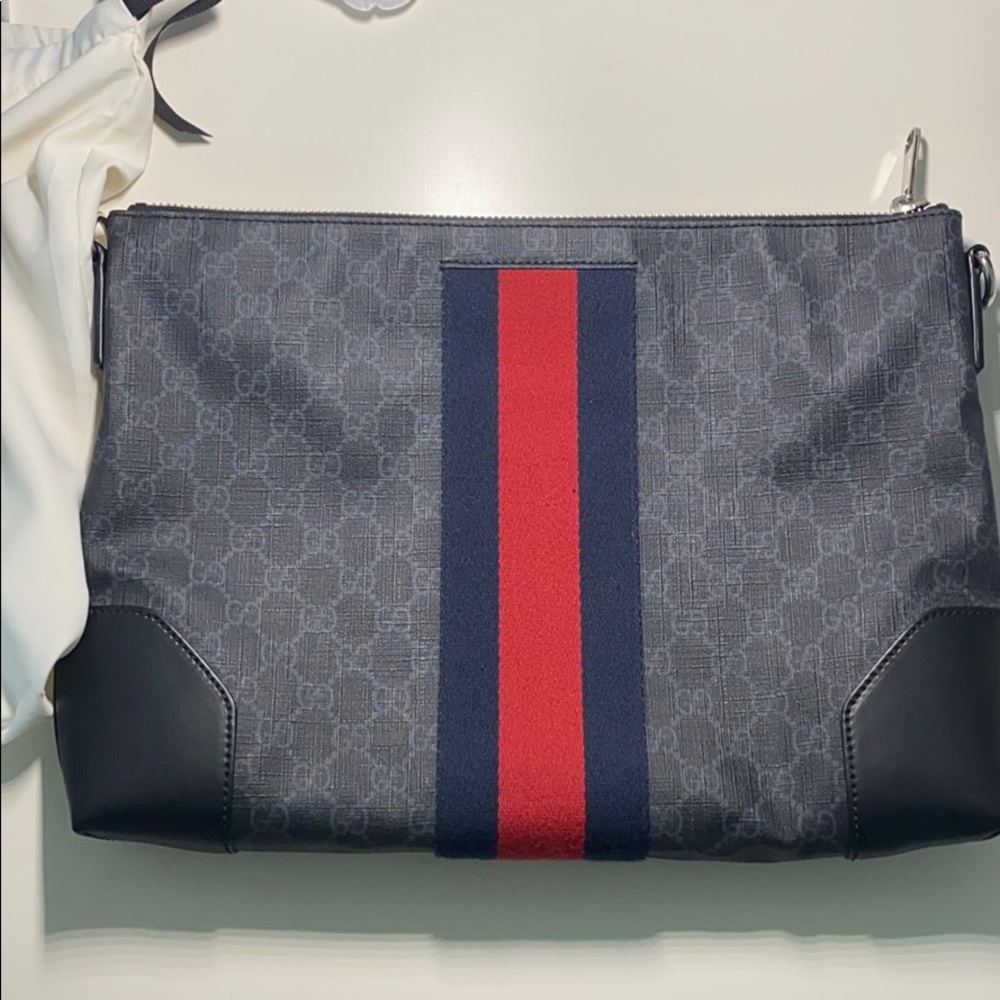 Authentic Gucci GG SUPREME MESSENGER BAG